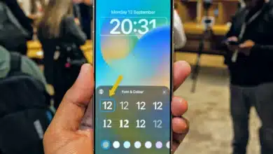 a men is holding a pixel 7 pro and messing up with the lock screen customization settings of Android 14